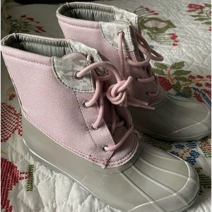 Sperry booties in new condition, pink and silver with camo trim